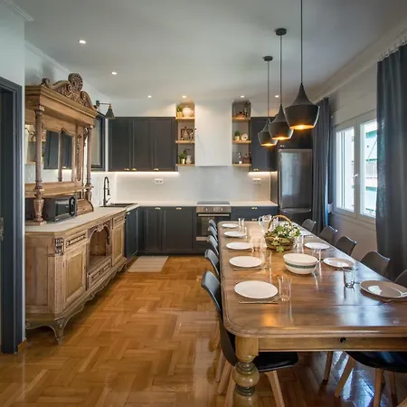 Victorian Elegance, Athens' Hidden Gem, 6br , 30sec To Metro , Ac , Netflix Apartment *